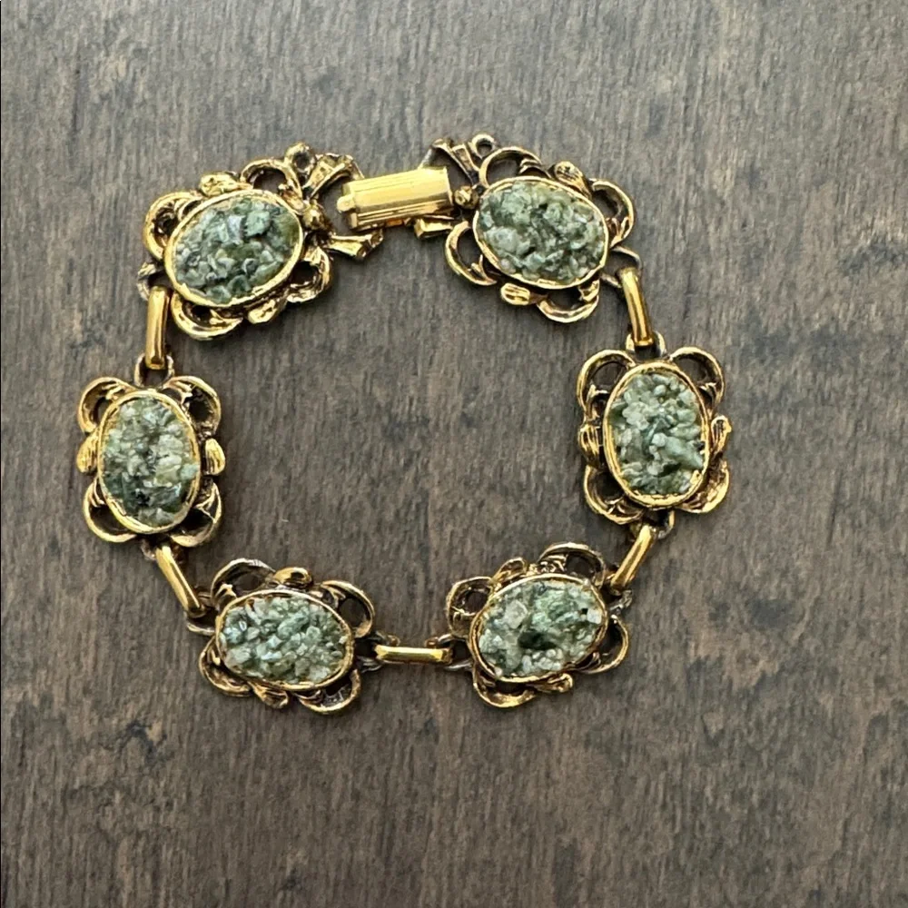 Gold Tone Green Stone Floral Link Bracelet Vintage Style 7 Inch